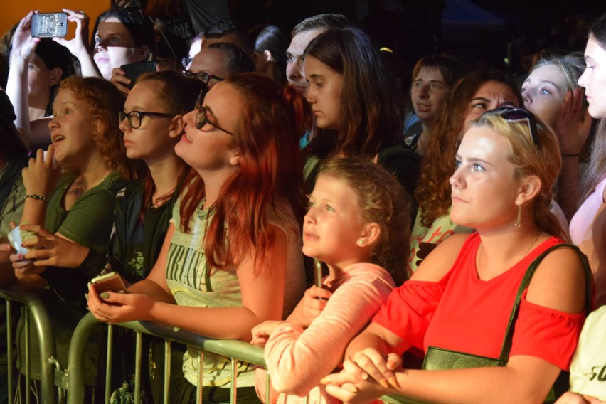 Koncertowy wieczór na dożynkach w Sękowej. Na scenie Mateusz Mijal&Liber oraz Kasia Cerekwicka. Setki ludzi przed sceną tańczyło i śpiewało