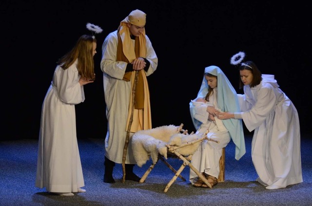W tej pięknej opowieści o narodzinach Jezusa wystąpili uczniowie:  Klaudia Skupień-Maryja, Jakub Wawer-Józef. Obok Anioły.