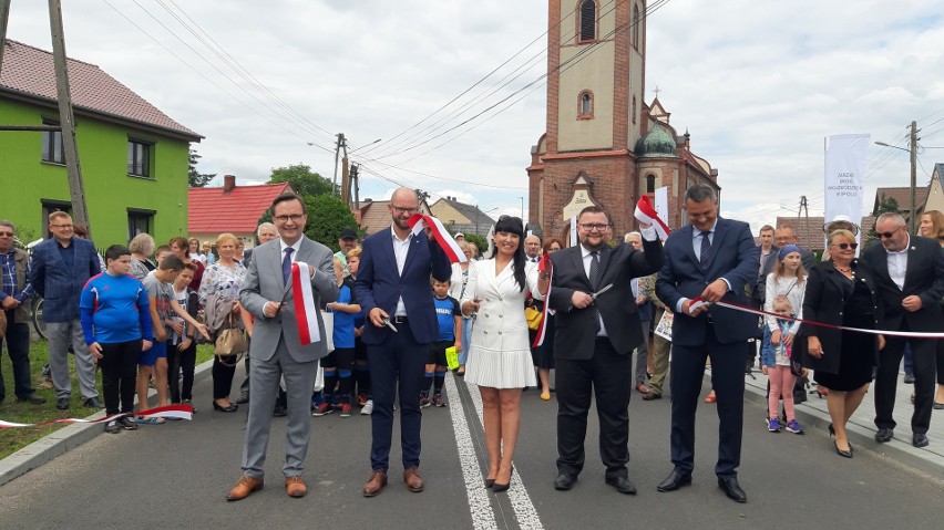 W Naroku uroczyście otwarto przebudowaną drogę wojewódzką.