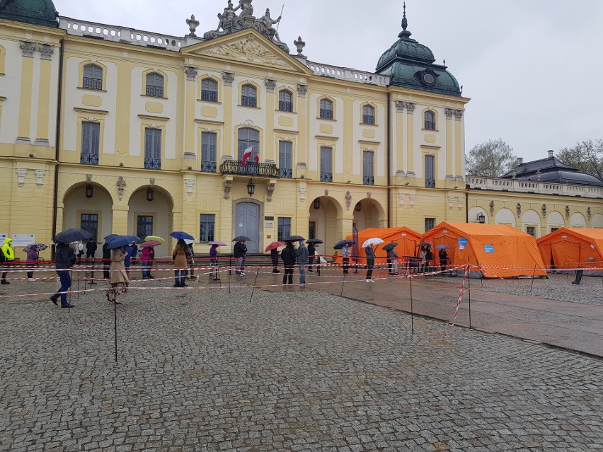 Około godziny 15 pomimo ulewnego opadów deszczu przed...