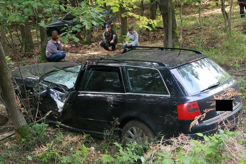 Audi rozbiło się w lesie przy drodze