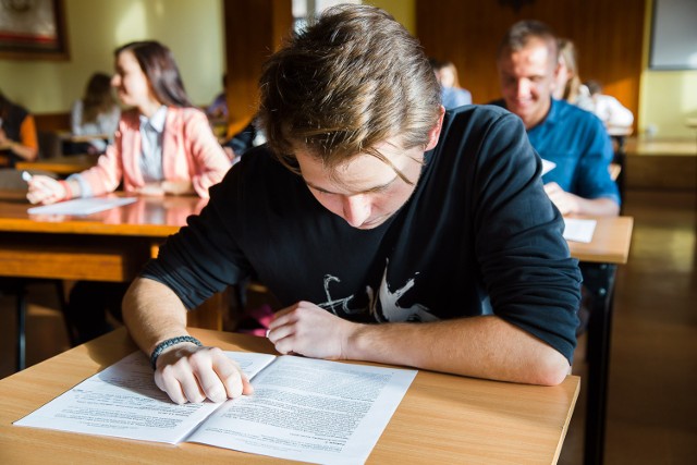 Dzisiaj trzeci dzień próbnej matury z Operonem. Maturzyści od poniedziałku zmagają się z testami. Język polski ich zdaniem był bardzo łatwy. Za to na matematyce polegli. Dziś pisali egzamin z angielskiego i niemieckiego.