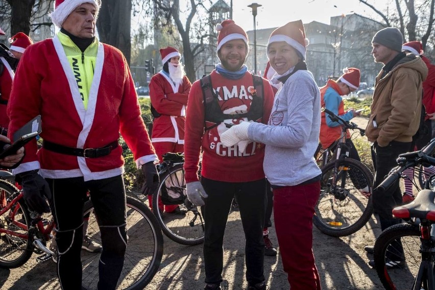 Grupa kilkudziesięciu Gwiazdorów zebrała się przed południem...