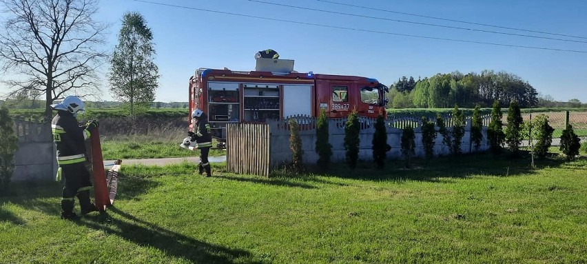 Stale. Pożar budynku gospodarczego gasiły cztery zastępy straży (ZDJĘCIA)