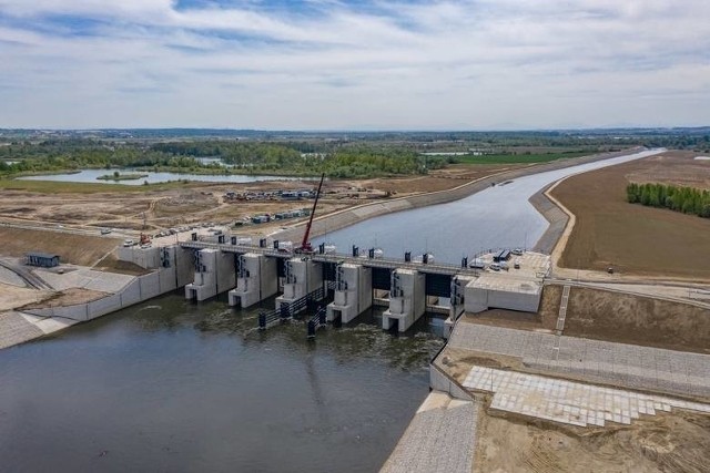 Suchy zbiornik wodny Racibórz Dolny. Najdroższa budowla hydrotechniczna w Polsce, kosztowała 2 miliardy złotych.