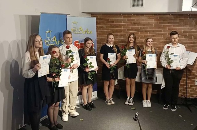 Laureaci Radomskiego Samorządowego Konkurs Nastolatków "Ośmiu Wspaniałych" podczas gali finałowej w świetlicy Centrum Młodzieży Arka.