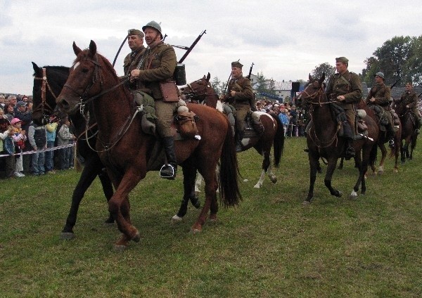 Podczas inauguracyjnego rajdu sekcji jeździeckiej klubu "Karpaty&#8221; członkowie PSRH pojadą w historycznych mundurach Wojska Polskiego. Nz. konny oddział podczas jednej z rekonstrukcji historycznych.