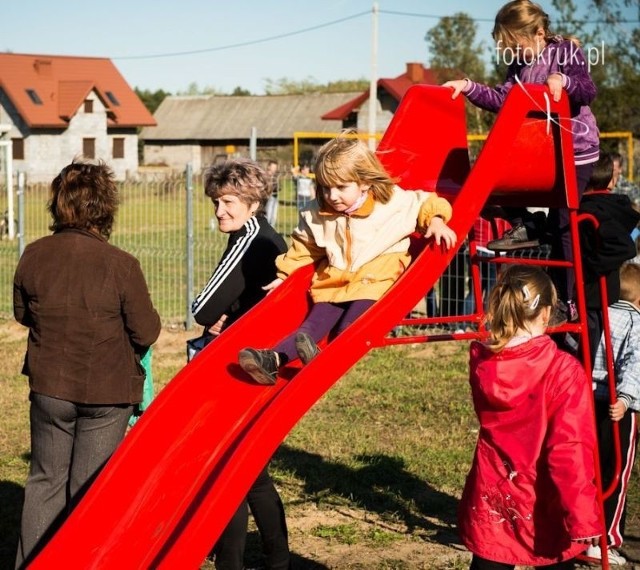 Dzieci bardzo chętnie się bawiły na nowym placu.