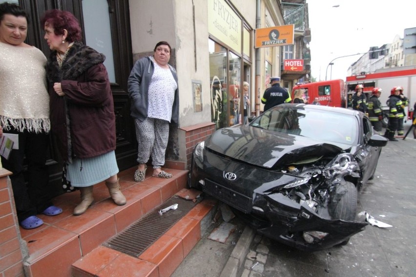 Wypadek na Jedności Narodowej. Po zderzeniu skody i toyoty...