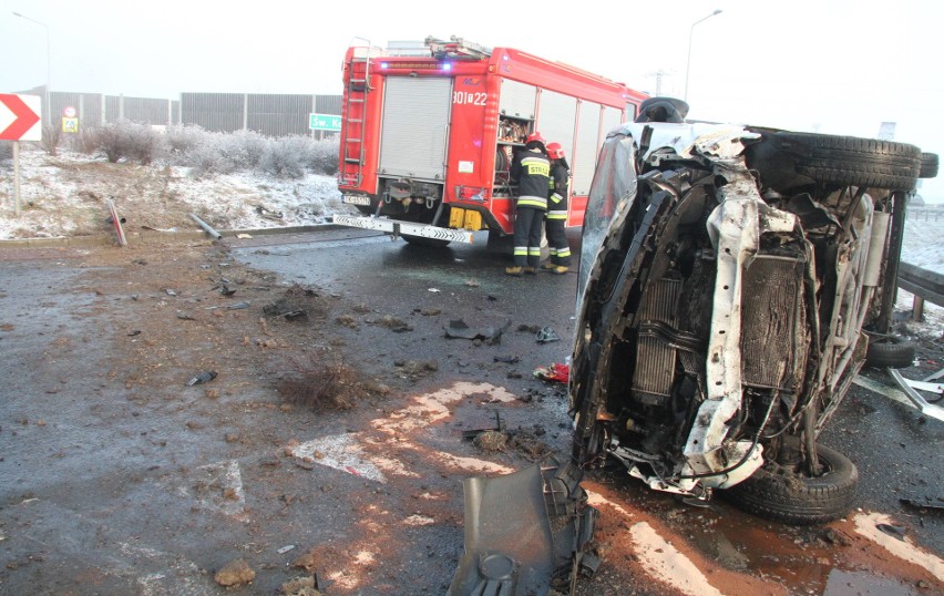 Wypadek w Cedzynie koło Kielc. Dostawczy bus dosłownie przeleciał nad rondem, dwie osoby ranne