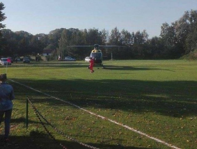 Śmigłowiec Lotniczego Pogotowia Ratunkowego wylądował na boisku piłkarskim w Rożnowie.