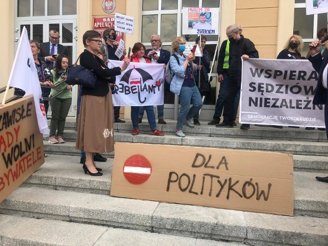 Przed Sądem Apelacyjnym przy którym działa Sąd Dyscyplinarny, tuż przed godziną 10, zebrał się spory tłumek osób wspierających Waldemara Żurka.