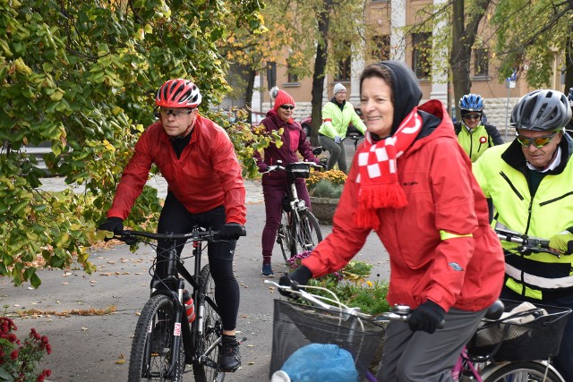 Najpierw cykliści udali się pod grobowiec Edmunda Osmańczyka koło kościoła "Na Górce". Później pojadą pod pomnik Bojownikom o Polskość Śląska Opolskiego na placu Wolności