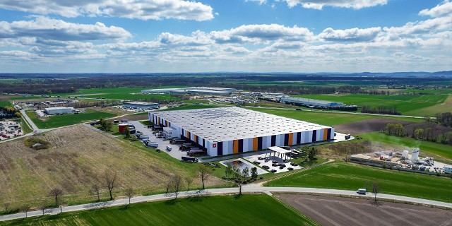 Wizualizacja nowej hali logistyczno-produkcyjnej w Kątach Wrocławskich. Inwestycja zapewni co najmniej kilkaset miejsc pracy.