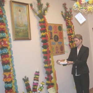 Niezwykle barwne, kunsztownie wykonane wielkanocne rozmaitości ze Zbójnej w galerii TPZŁ prezentuje Beata Kościelecka