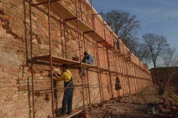 Tak na początku tego roku wyglądał gruntowny remont murów kurtynowych w okolicy Bastionu Filip. Odnowione zostały też wnętrza tej budowli.