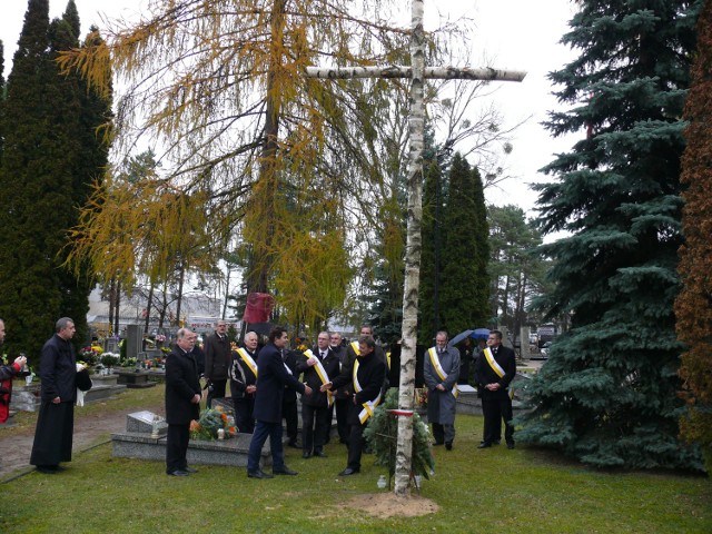 Spotkanie i modlitwa przy Krzyżu Wołyńskim na cmentarzu komunalnym w niedzielę 15 listopada.