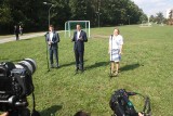 Premier Mateusz Morawiecki w Tychach. Szef rządu obiecał dzieciom remont boiska. Wcześniej młodzi chłopcy prosili o to w internecie ZDJĘCIA