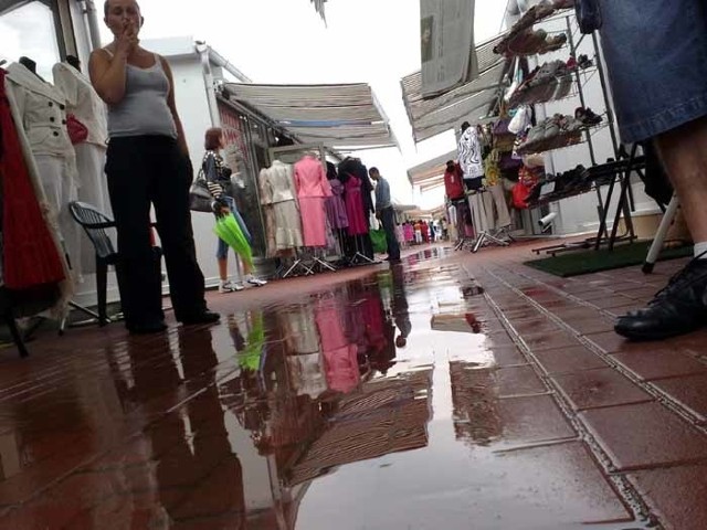 Po każdym większym deszczu na chodniku pojawia się rwący potok. Klienci muszą skakać, żeby nie zamoczyć butów.