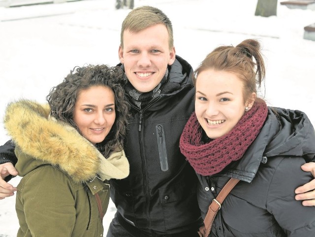 Paula Stanisławowska (od lewej), Wojtek Babul i Jolanta Siemaszko jako wolontariusze będą opiekować się pielgrzymami, którzy przyjadą do Białegostoku. Potem wspólnie pojadą do Krakowa.