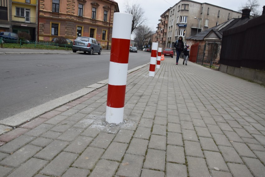 Tarnów. Miasto wypowiada wojnę parkowaniu na dziko i ustawia przy ulicach metalowe słupki 
