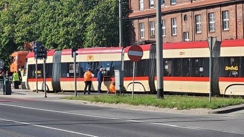 Awaria drogowa we Wrzeszczu - na przystanku Plac Komorowskiego tramwaj wypadł z torów