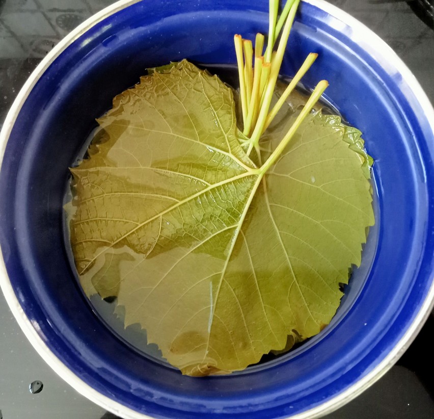 Liście szybko stracą kolor i wtedy wyjmujemy je i chłodzimy....