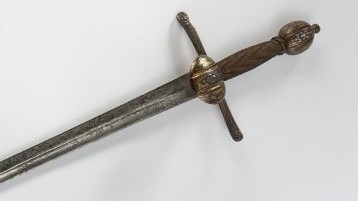 W katalogu domu aukcyjnego oprócz miecza znajdują się inne bardzo ciekawe przedmioty pochodzące z Polski