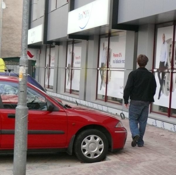 Parking zajął część chodnika. Mieszkańcy twierdzą, że teraz nie mają jak przejść.