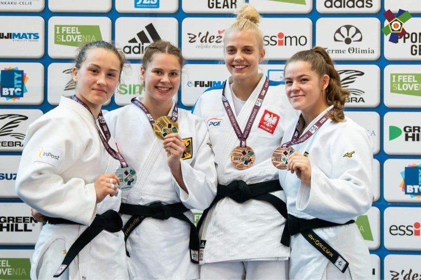 Eliza Wróblewska (druga z prawej) na podium Pucharu Europy...