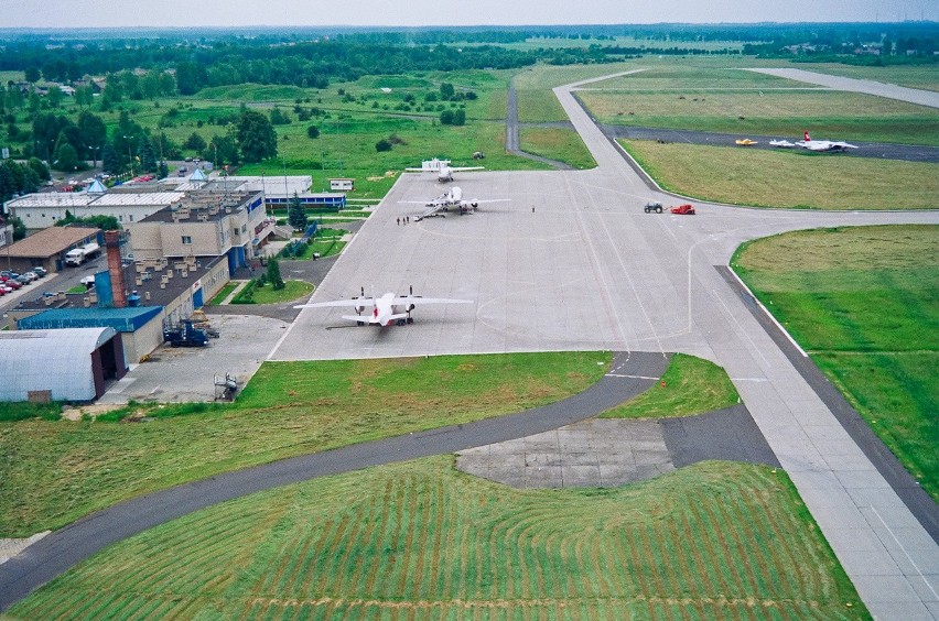 02 – Widok na część cywilną lotniska w Mierzęcicach w roku...