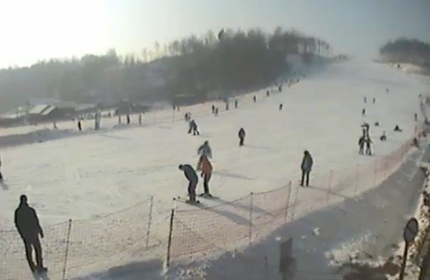 Na stoku w Bałtowie od rana jest mnóstwo narciarzy.