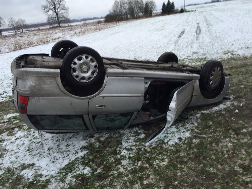 Wypadek w Modlimowie. Stracił panowanie i dachował [zdjęcia]