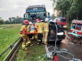 Czołowe zderzenie osobówki z ciężarówką w Czerwonej Wsi. Interweniowało Lotnicze Pogotowie Ratunkowe. Zobacz zdjęcia z miejsca wypadku