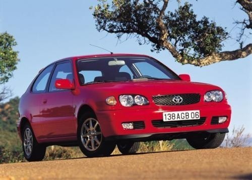 Fot. Toyota: Wersję po face liftingu przeprowadzonym w 2000...