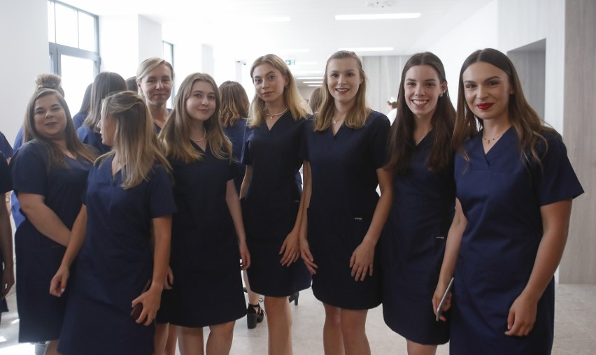 Czepkowanie na Uniwersytecie Rzeszowskim. Absolwenci pielęgniarstwa na Kolegium Nauk Medycznych otrzymali symbol zawodu i złożyli ślubowanie