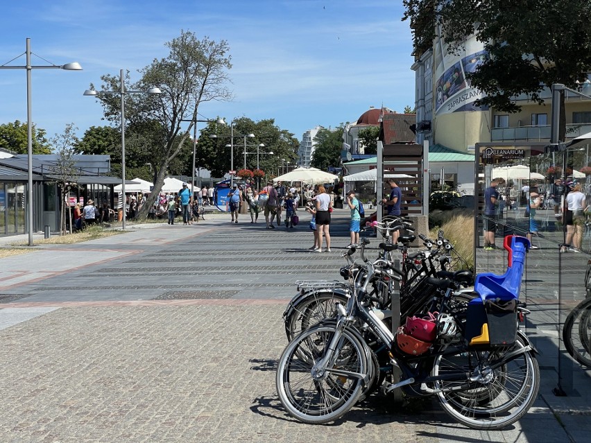 Udany weekend w Międzyzdrojach. Tłumy turystów nie tylko na molo, ale także na samej plaży. Zobacz ZDJĘCIA