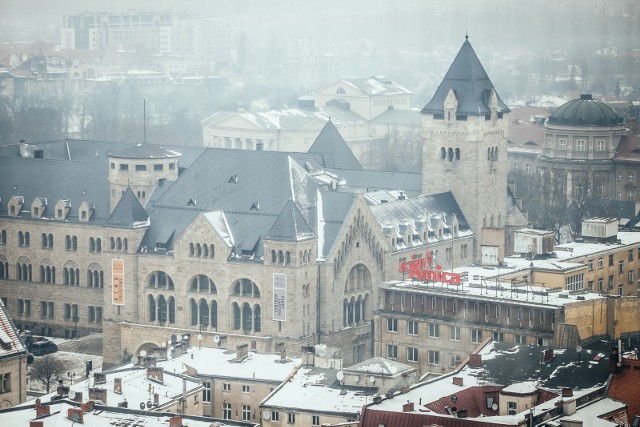 We wtorek, 19 stycznia 2021 roku smog w Poznaniu jest nieco mniejszy, niż dzień wcześniej, kiedy to sytuacja była fatalna