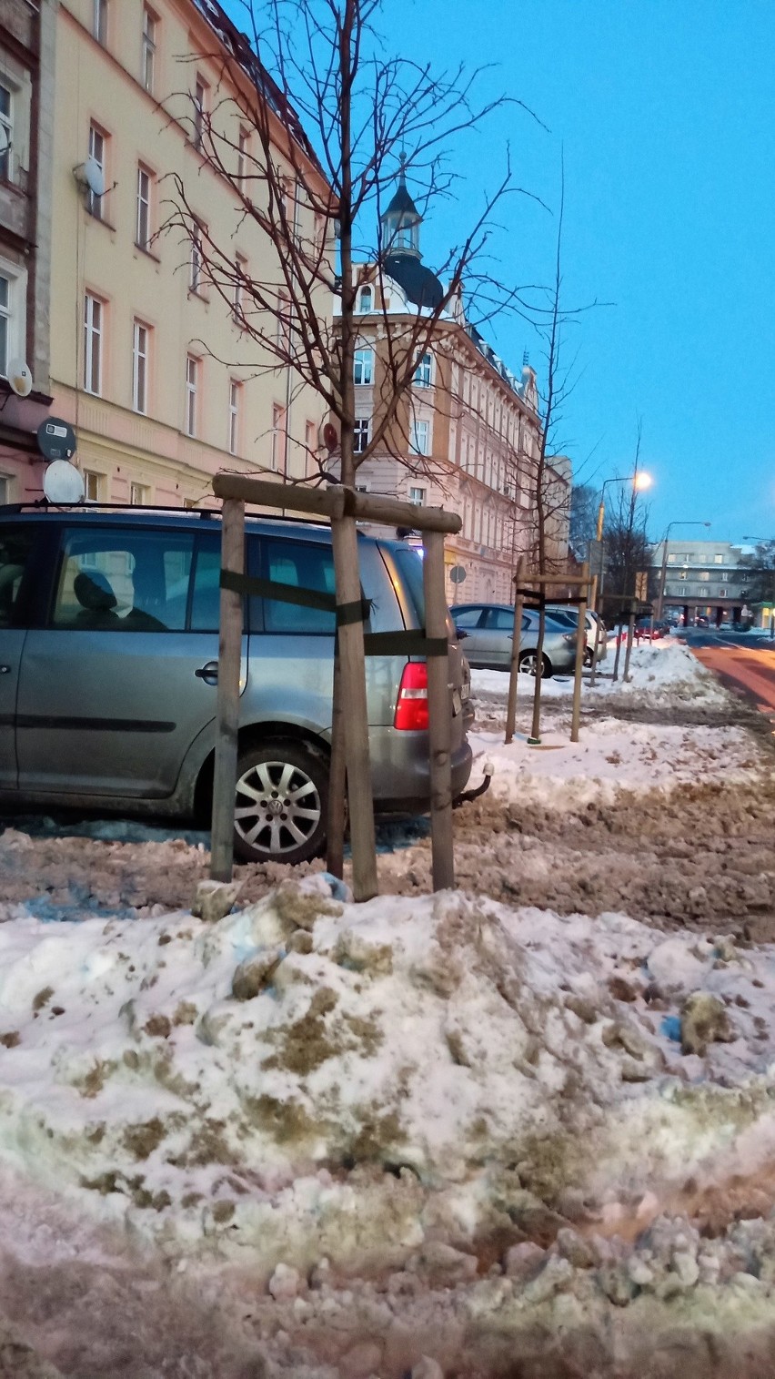 Opole. Mieszkańcy wciąż pomstują na nieodśnieżone chodniki....