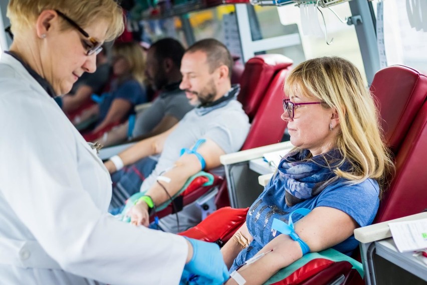 Oddać honorowo krew można m.in. w specjalnym ambulansie...