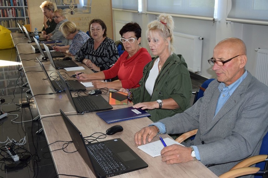 W radziejowskiej bibliotece seniorzy poznają tajniki komputerowych programów. Podczas kursów mają też zajęcia animacyjne