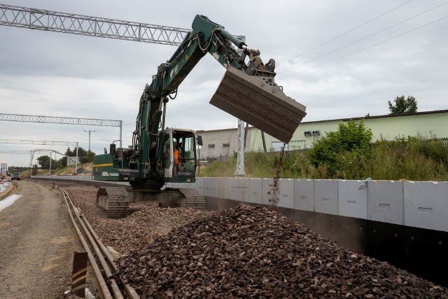 W obrębie przystanku kolejowego Warka Miasto trwają obecnie prace związane z budową peronu i filarów wiaduktu.