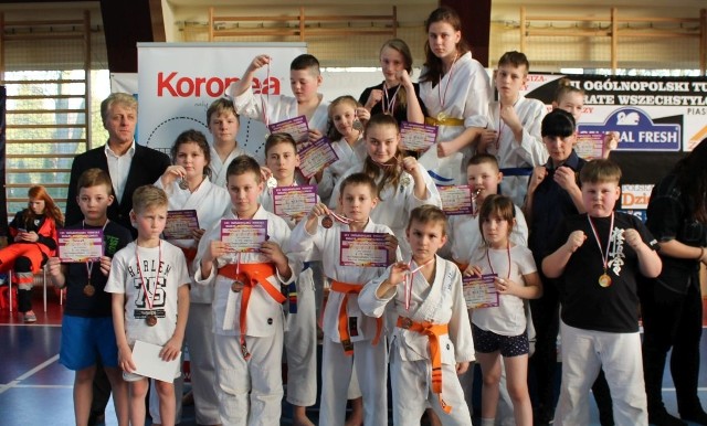 Koneccy karatecy z medalami, trener Beatą Kij i shihanem Krzystzofem Borowcem po zawodach, które odbyły się w Ujeździe.