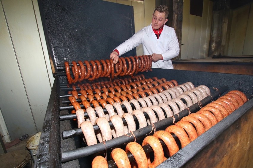 - O, te już gotowe - pan Damian precyzyjnym okiem dogląda...