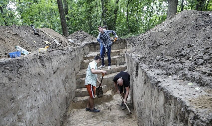 Archeolodzy odkryli na Lisiej Górze w Rzeszowie fosę z przełomu epoki brązu i żelaza [ZDJĘCIA, WIDEO]