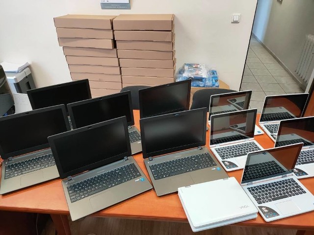 Władze Wiślicy zakupiły 38. laptopów dla potrzebujących uczniów. Zostaną im użyczone na czas nauki zdalnej.