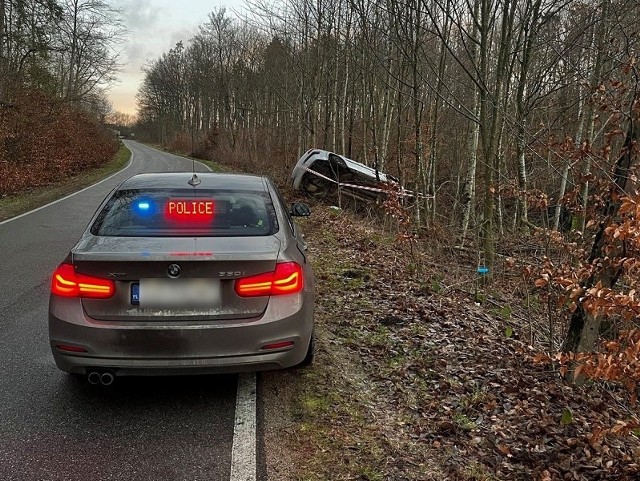 Kierujący renault z niewyjaśnionych jeszcze przyczyn stracił panowanie nad autem i wjechał do rowu. Przewoził 4-letnią dziewczynkę.