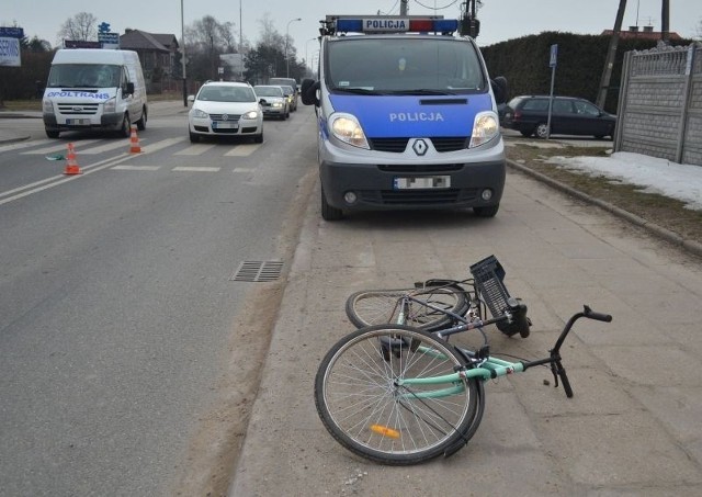 Na cyklistę jadącego na tym rowerze samochód najechał od tyłu.