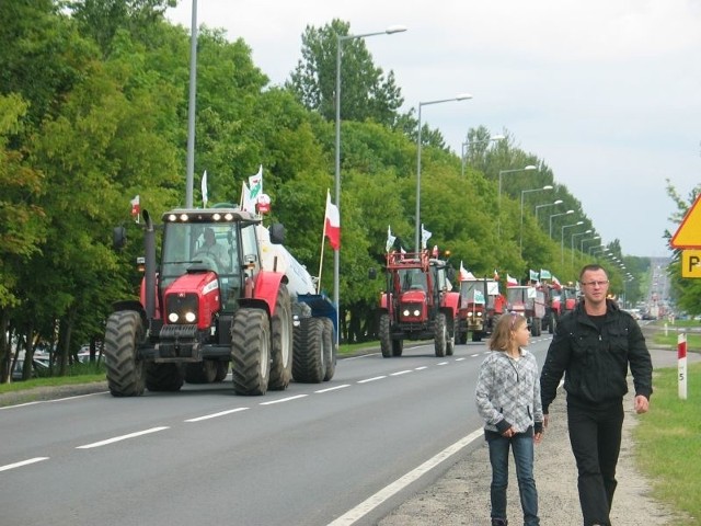 Kilkanaście ciągników między godz. 16.00 a 18.00 przejechało głównymi drogami Głogowa