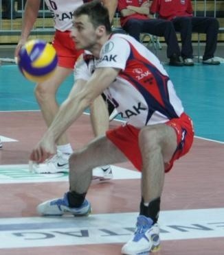 Blokiem ZAKSA zdobyła wczoraj 6 punktów. Na zdjęciu Rafał Ruciak przyjmuje zagrywkę.